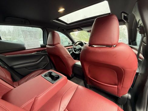 Used 2021 MAZDA MAZDA3 Hatchback w/Premium Plus Pkg image 17