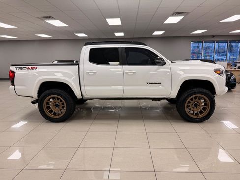 Used 2019 Toyota Tacoma TRD Sport w/ Technology Package image 5