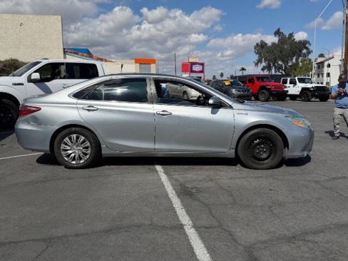 Used 2015 Toyota Camry LE FWD image 2
