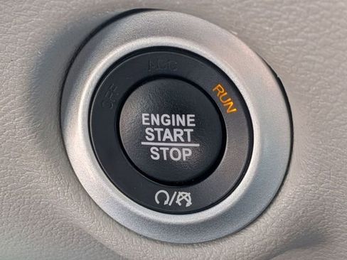 Used 2024 Chrysler Pacifica Touring-L image 21