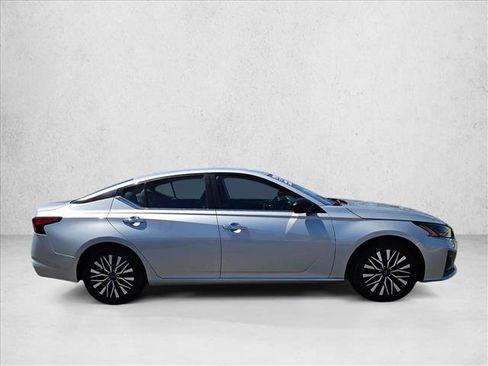 Used 2024 Nissan Altima 2.5 SV FWD image 4