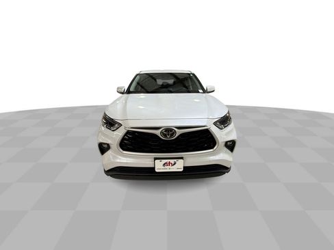 Used 2022 Toyota Highlander LE image 3