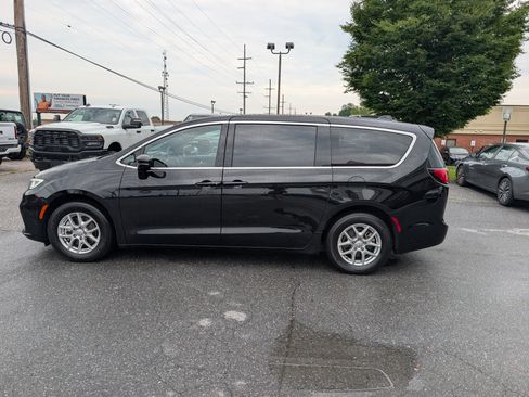 Used 2025 Chrysler Pacifica Select FWD image 2