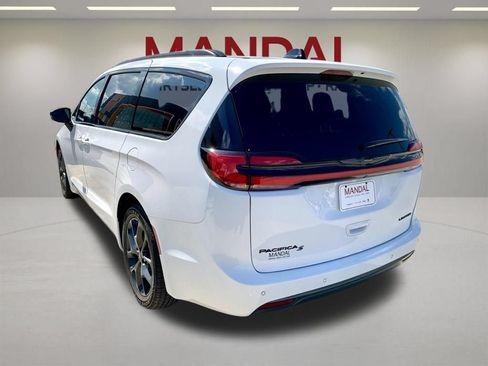 Used 2025 Chrysler Pacifica Limited FWD image 8
