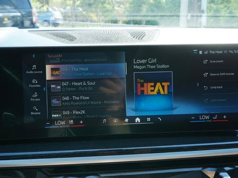 Used 2024 BMW X7 xDrive40i w/ M Sport Package AWD/4WD image 31