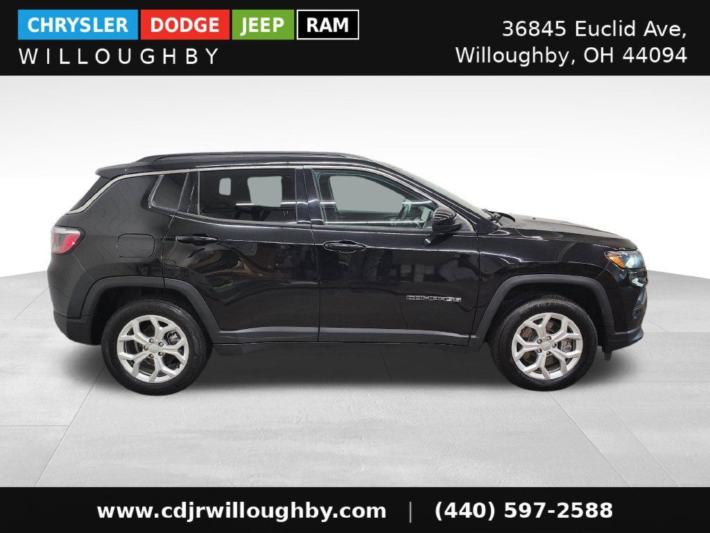 Used 2024 Jeep Compass Latitude AWD/4WD image 4