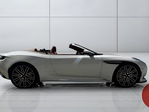 Used 2025 Aston Martin DB12 Convertible RWD image 9