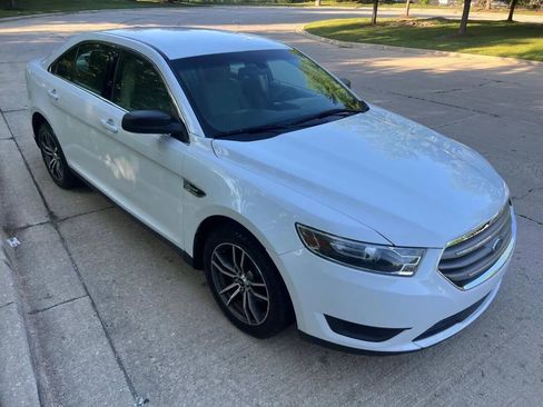 Used 2018 Ford Taurus SE image 1