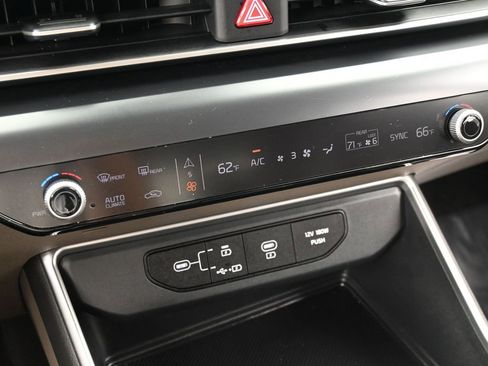 Used 2025 Kia Carnival image 24