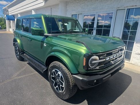 Used 2025 Ford Bronco Outer Banks AWD/4WD image 2
