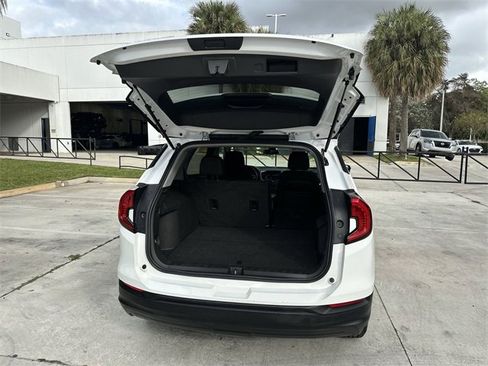 Used 2024 GMC Terrain SLE image 22