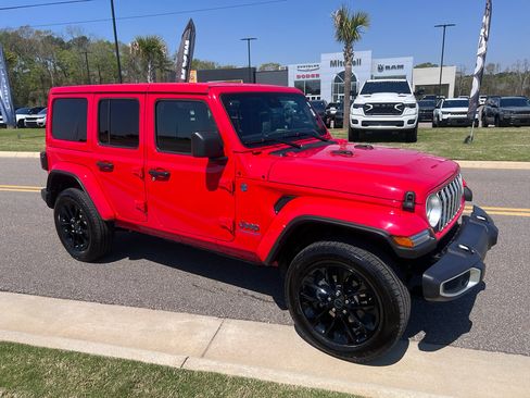 Certified 2025 Jeep Wrangler Unlimited Sahara w/ Safety Group AWD/4WD image 4