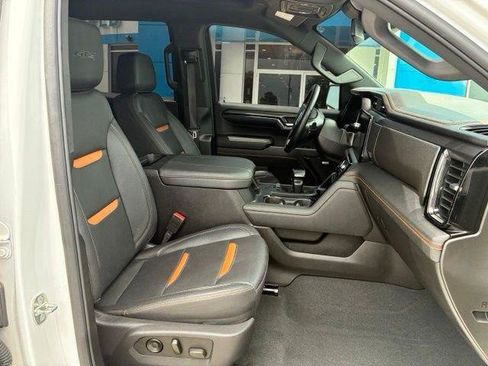 Used 2024 GMC Sierra 1500 AT4 w/ AT4 Premium Package AWD/4WD image 9