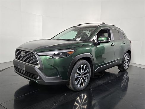 Used 2024 Toyota Corolla Cross XLE image 2