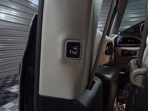 Used 2021 Chrysler Pacifica Limited FWD image 24