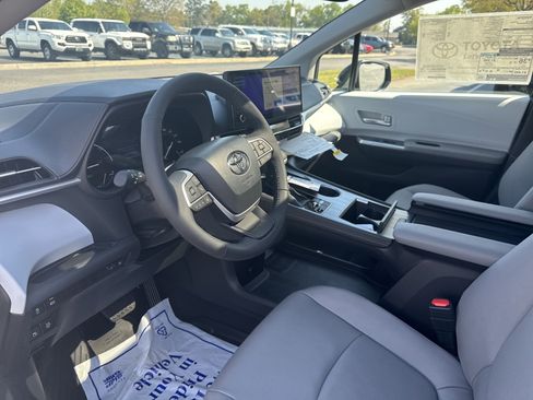 New 2026 Toyota Sienna XLE image 15