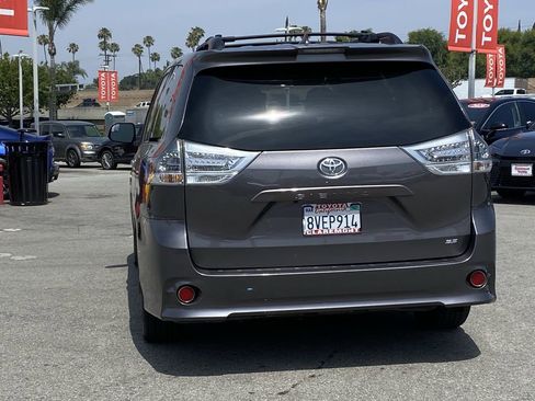 Certified 2019 Toyota Sienna SE FWD image 6