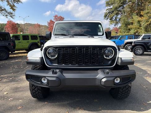 Used 2024 Jeep Gladiator Sport image 2