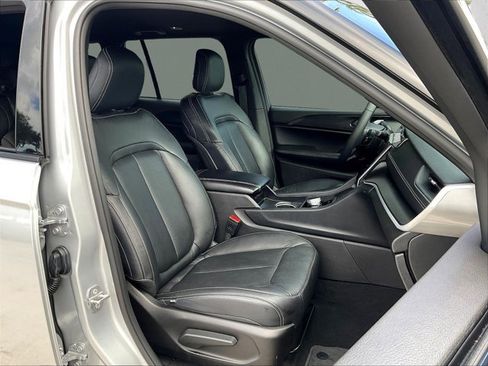 Used 2025 Jeep Grand Cherokee Laredo w/ Luxury Tech Group I RWD image 7