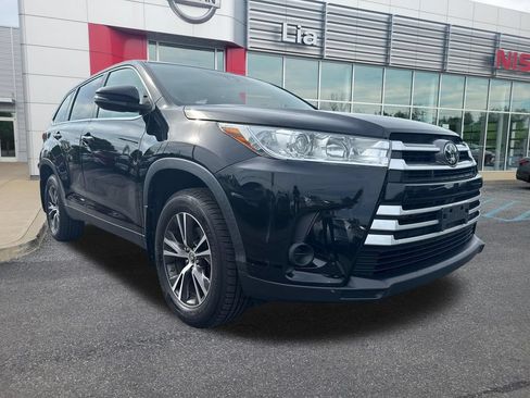 Used 2019 Toyota Highlander LE AWD/4WD image 2