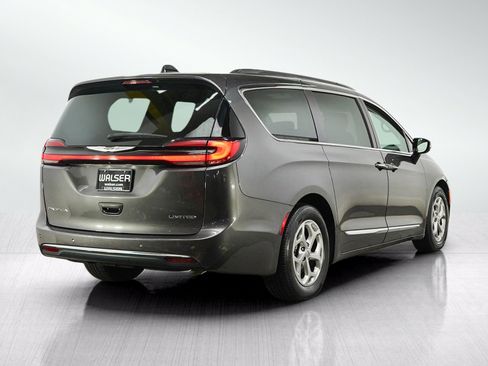 Used 2023 Chrysler Pacifica Limited FWD image 5