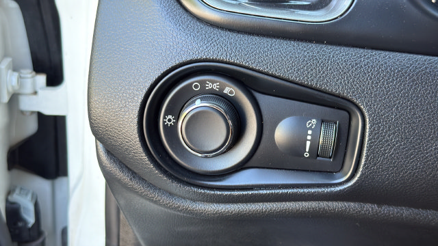 Used 2023 Jeep Renegade Latitude AWD/4WD image 12