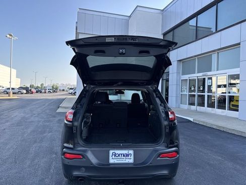 Used 2017 Jeep Cherokee Latitude w/ Safety/Convenience Group FWD image 18