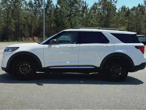 Used 2025 Ford Explorer Active AWD/4WD image 5