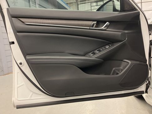 Used 2018 Honda Accord EX image 9
