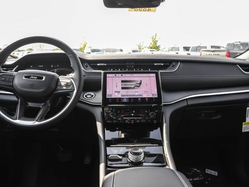 New 2025 Jeep Grand Cherokee Limited image 9