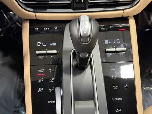 Certified 2025 Porsche Macan image 34