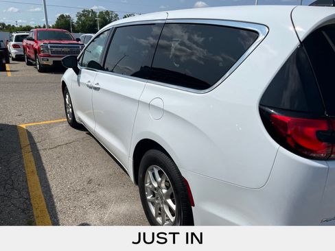 Used 2024 Chrysler Pacifica Touring-L FWD image 11