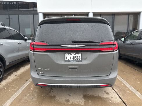 Used 2022 Chrysler Pacifica Touring-L FWD image 8