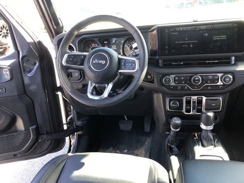 Used 2025 Jeep Wrangler Sahara image 16