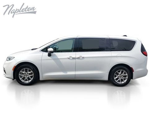 Used 2023 Chrysler Pacifica Touring-L FWD image 2