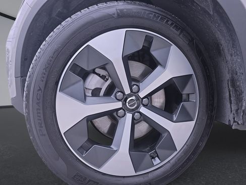 Certified 2025 Volvo XC40 B5 Plus AWD/4WD image 35