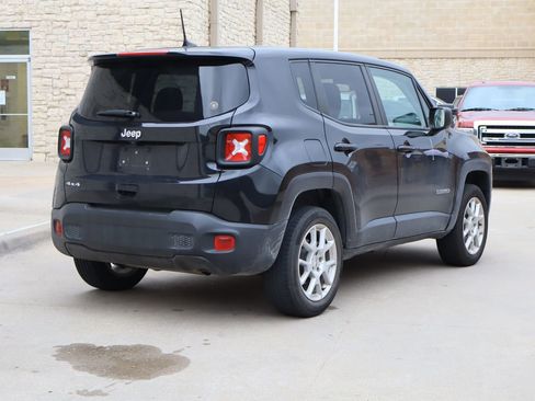 Used 2023 Jeep Renegade Latitude AWD/4WD image 3