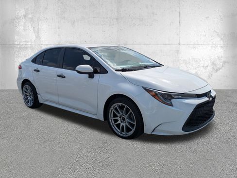 Used 2021 Toyota Corolla LE image 2