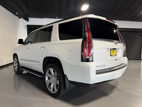 Used 2019 Cadillac Escalade Luxury AWD/4WD image 6