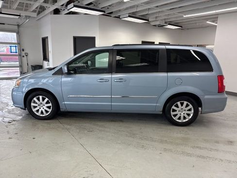 Used 2013 Chrysler Town & Country Touring image 6