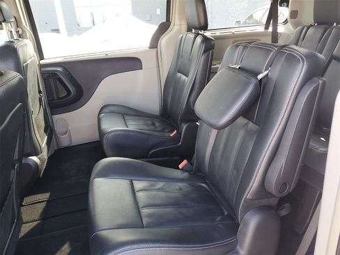 Used 2016 Chrysler Town & Country Touring image 13