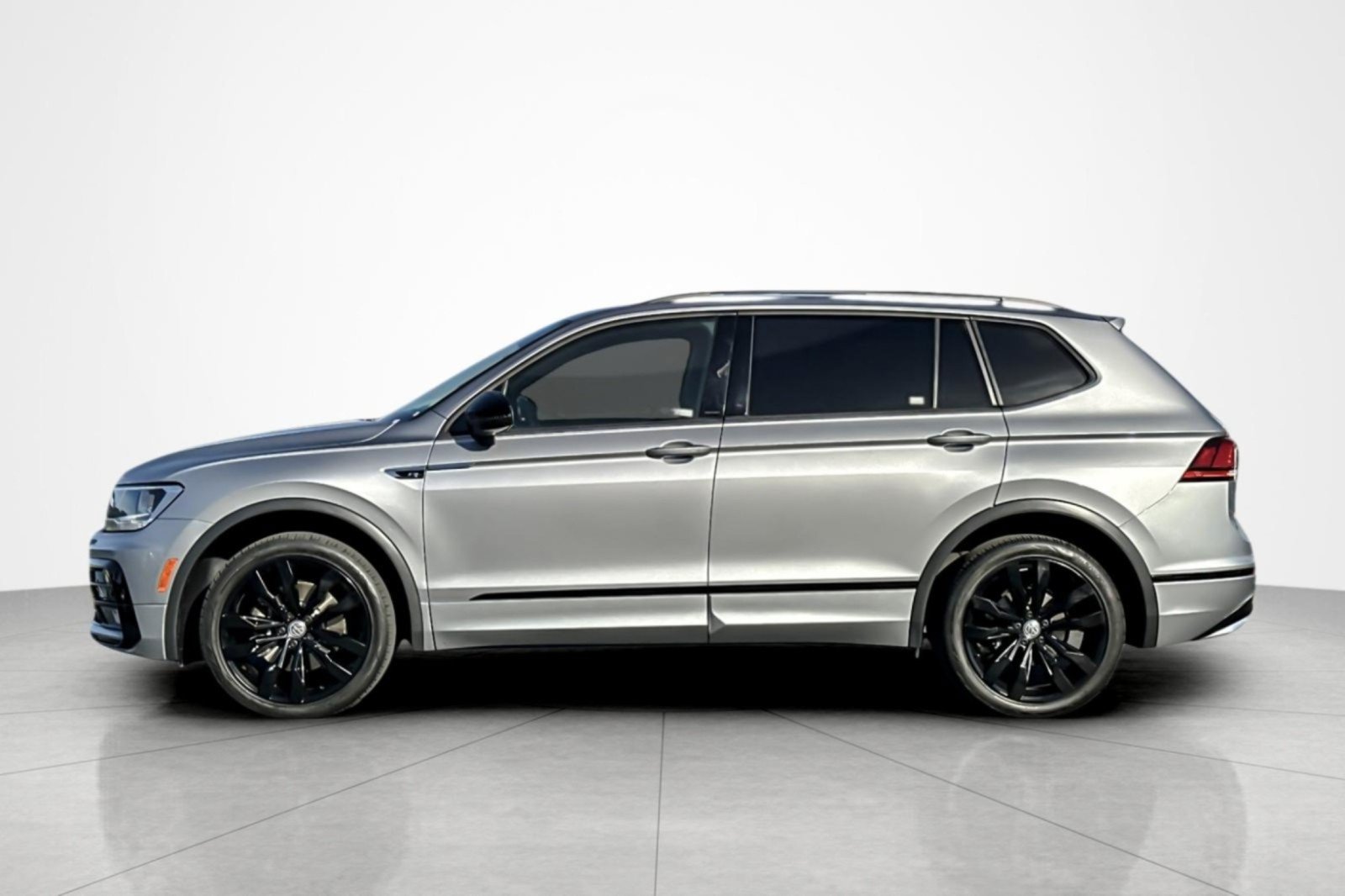 Used 2021 Volkswagen Tiguan SE R-Line AWD/4WD image 2