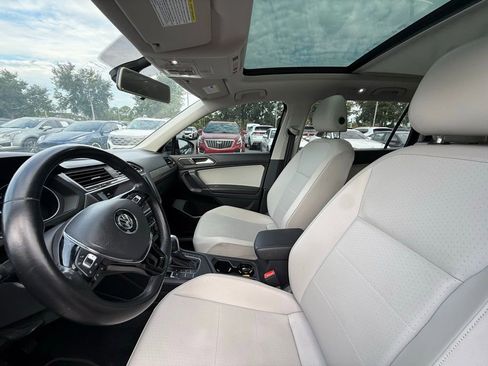 Used 2018 Volkswagen Tiguan SE w/ Panoramic Sunroof Package FWD image 18