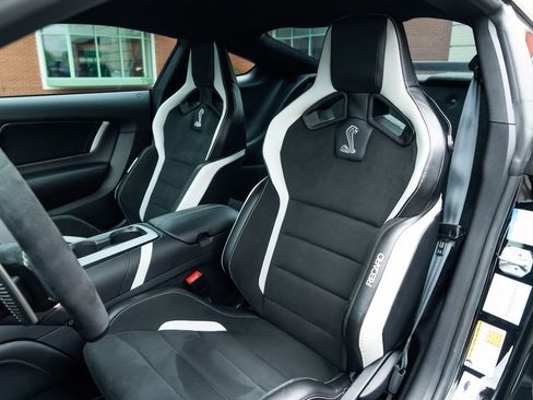 Used 2021 Ford Mustang Shelby GT500 w/ Carbon Fiber Track Pack RWD image 4
