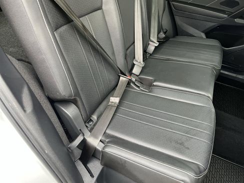 Used 2022 Volkswagen Tiguan SE R-Line image 16