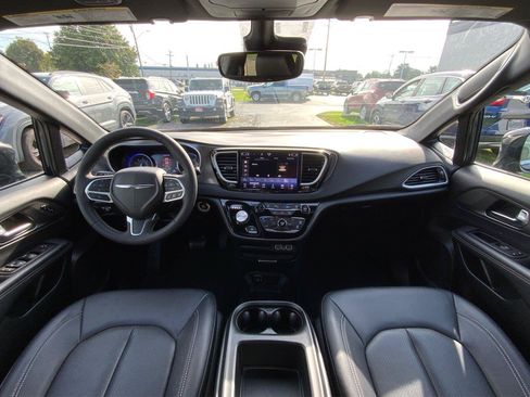 Used 2025 Chrysler Pacifica Select FWD image 31