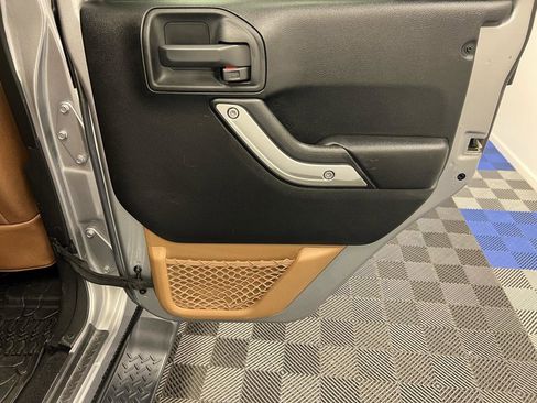 Used 2017 Jeep Wrangler Unlimited Sahara w/ Connectivity Group image 16