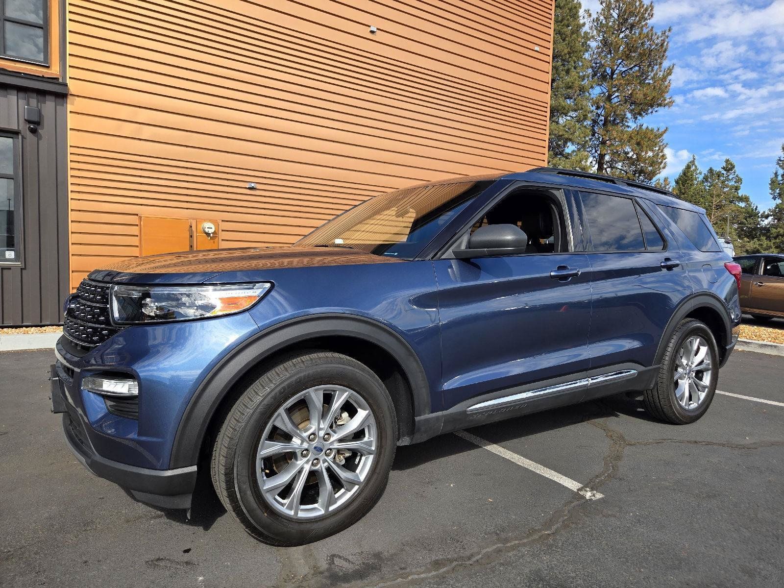 Used 2020 Ford Explorer XLT w/ Equipment Group 202A AWD/4WD image 1
