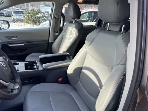 Used 2024 Toyota Sienna XLE image 23