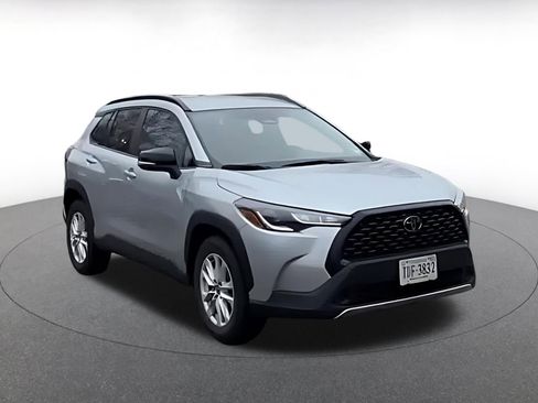 Used 2025 Toyota Corolla Cross LE image 3